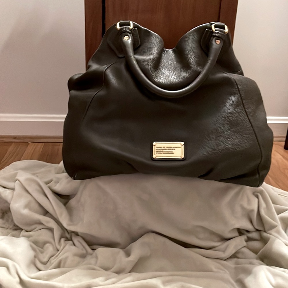 Marc by Marc Jacobs Gray leather cross body bag. Approximately 16”W x 13”H
